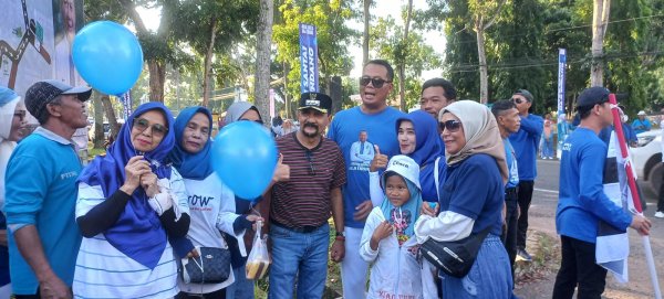 Warga Berebut Foto Bareng Bersama Haji Endang Agustina